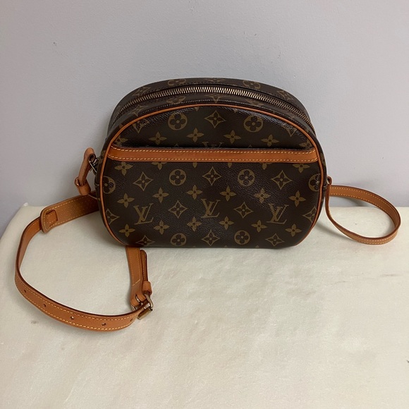 Louis Vuitton Blois Crossbody - Picture 9 of 13
